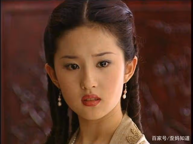 19歲女孩苦戀劉亦菲,名字「改一樣」,花百萬整容4年卻成這模樣