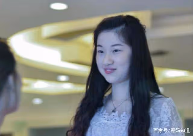 19歲女孩苦戀劉亦菲,名字「改一樣」,花百萬整容4年卻成這模樣