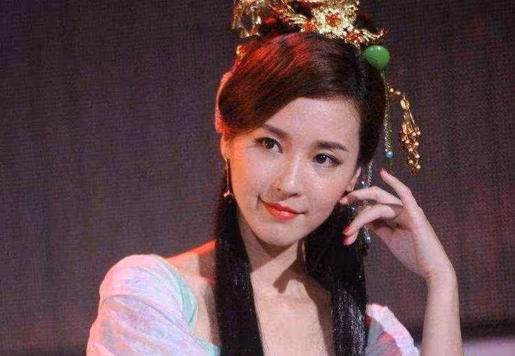 24歲奉子成婚嫁影帝,34歲遭老公拋妻棄子,今拍戲成這般
