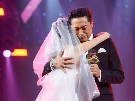 24歲奉子成婚嫁影帝,34歲遭老公拋妻棄子,今拍戲成這般