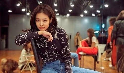 Jennie金泰亨新照再被曝光,持續撒糖,愛豆的戀愛卻難被祝福