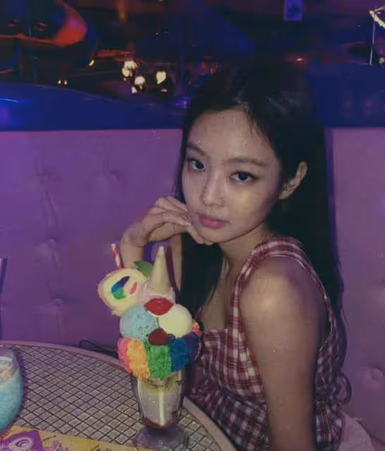 Jennie金泰亨新照再被曝光,持續撒糖,愛豆的戀愛卻難被祝福