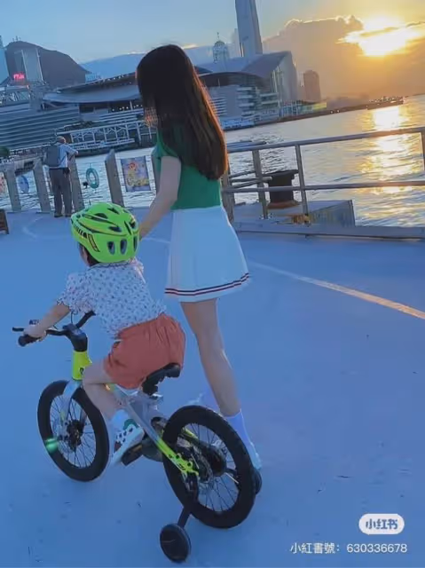 天王嫂方媛暑假帶女兒騎車 短T短裙大秀完美身材 網民贊少女味十足