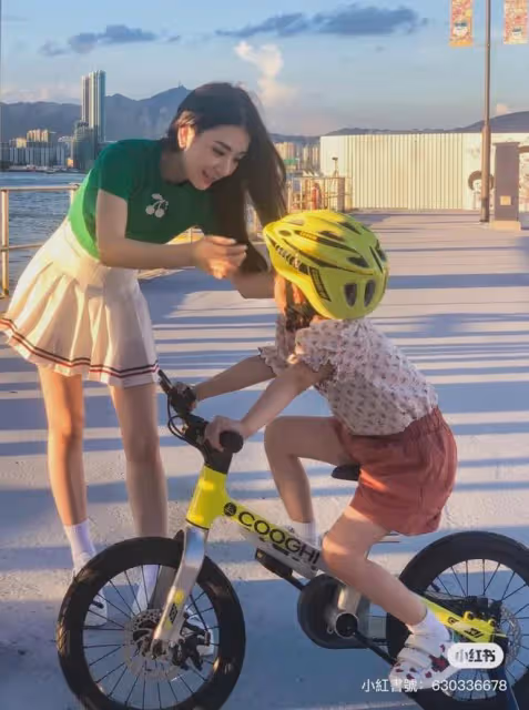 天王嫂方媛暑假帶女兒騎車 短T短裙大秀完美身材 網民贊少女味十足