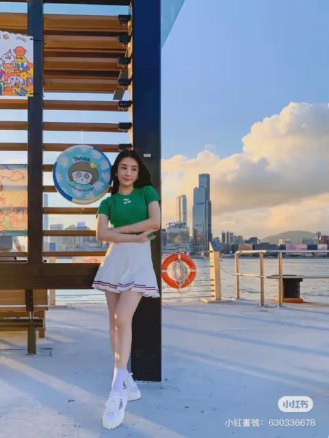 天王嫂方媛暑假帶女兒騎車 短T短裙大秀完美身材 網民贊少女味十足