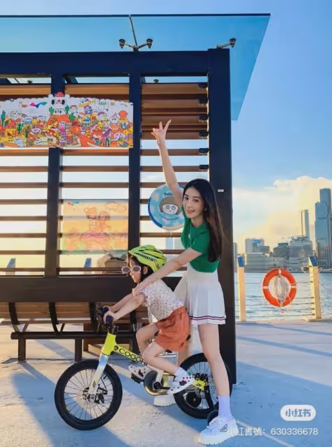 天王嫂方媛暑假帶女兒騎車 短T短裙大秀完美身材 網民贊少女味十足