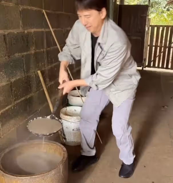 港星曹榮回湖南老家!抓2把番薯葉喂豬接地氣,數頭肥豬滿地跑