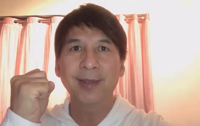 港星曹榮回湖南老家!抓2把番薯葉喂豬接地氣,數頭肥豬滿地跑