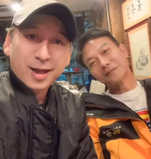 港星曹榮回湖南老家!抓2把番薯葉喂豬接地氣,數頭肥豬滿地跑