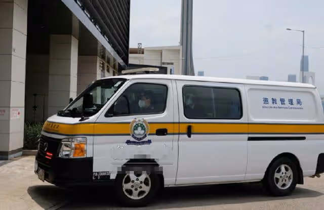 洗米華案開審！本人疑坐囚車現身被嚴密看護，兒子周柏豪趕來旁聽