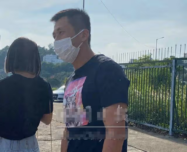 洗米華案開審！本人疑坐囚車現身被嚴密看護，兒子周柏豪趕來旁聽