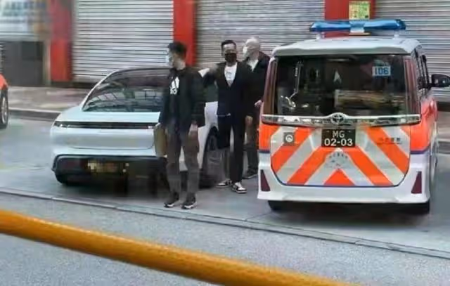 洗米華案開審！本人疑坐囚車現身被嚴密看護，兒子周柏豪趕來旁聽