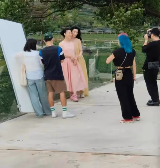 40歲范冰冰現身杭州街頭,穿弔帶裙大方露美背,手臂粗壯反差明顯
