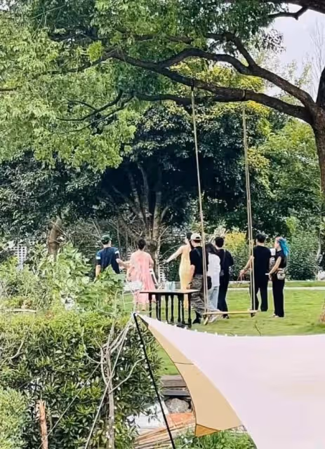 40歲范冰冰現身杭州街頭,穿弔帶裙大方露美背,手臂粗壯反差明顯