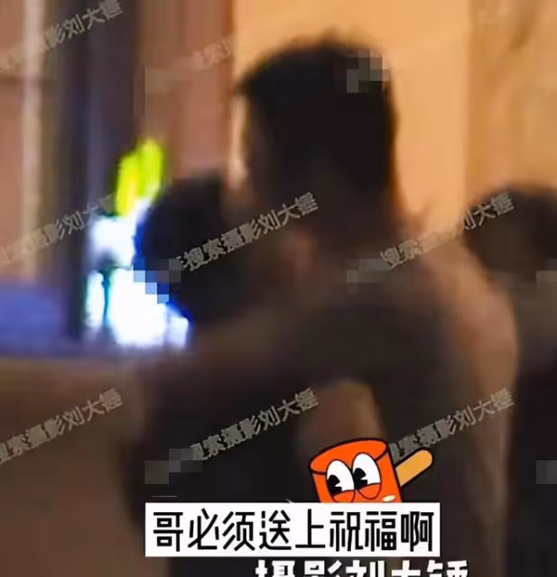 40歲范冰冰現身杭州街頭,穿弔帶裙大方露美背,手臂粗壯反差明顯
