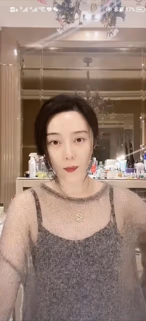 40歲范冰冰現身杭州街頭,穿弔帶裙大方露美背,手臂粗壯反差明顯