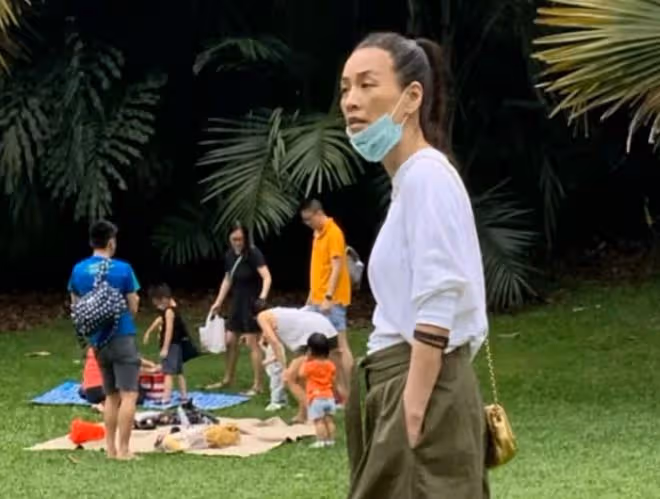 52歲張庭近照曝光,素顏露面去新加坡,網友稱其撞臉陳坤
