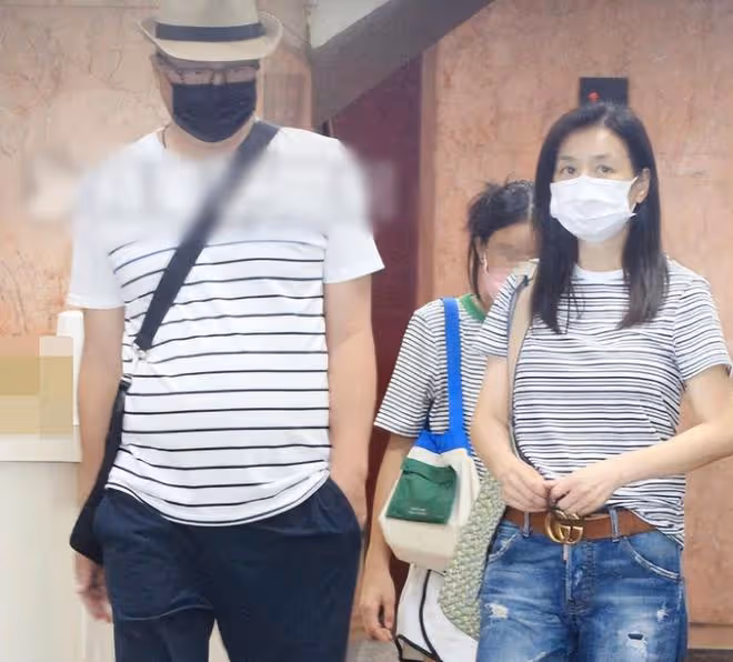 52歲張庭近照曝光,素顏露面去新加坡,網友稱其撞臉陳坤