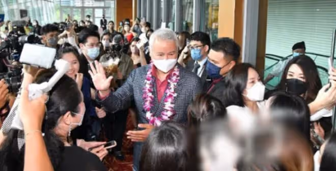 52歲張庭近照曝光,素顏露面去新加坡,網友稱其撞臉陳坤