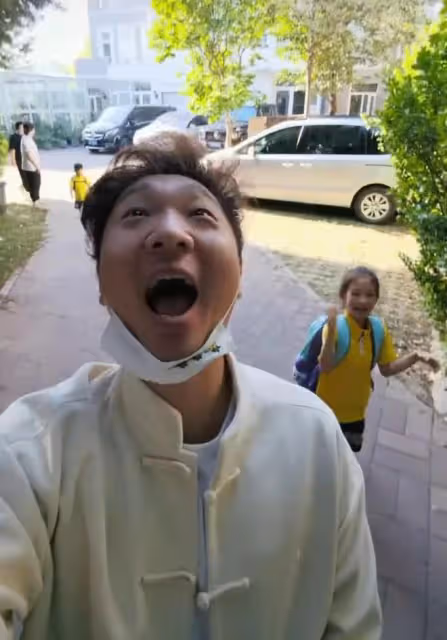陳佩斯兒子送四個孩子上學,兩保姆隨行照顧,四娃一年學費近百萬