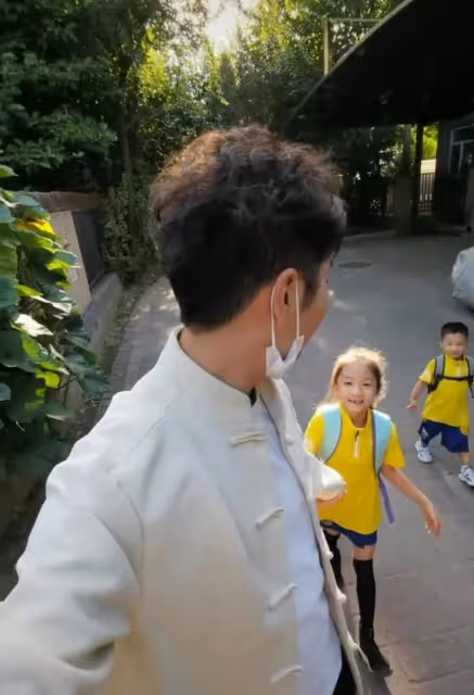 陳佩斯兒子送四個孩子上學,兩保姆隨行照顧,四娃一年學費近百萬