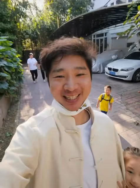 陳佩斯兒子送四個孩子上學,兩保姆隨行照顧,四娃一年學費近百萬