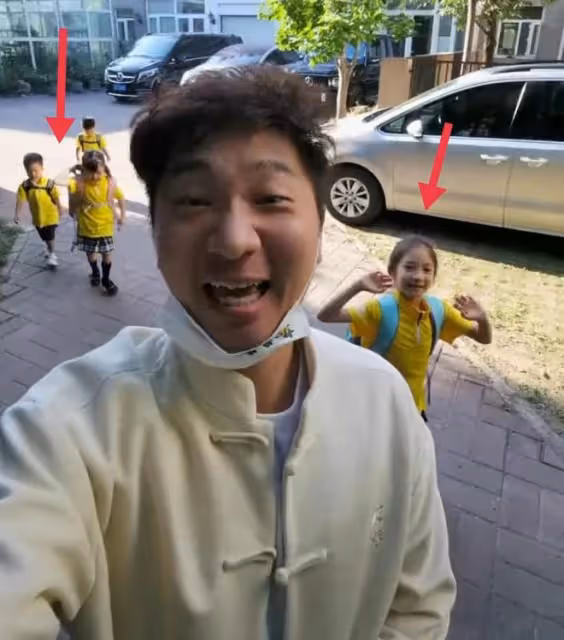 陳佩斯兒子送四個孩子上學,兩保姆隨行照顧,四娃一年學費近百萬