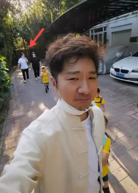 陳佩斯兒子送四個孩子上學,兩保姆隨行照顧,四娃一年學費近百萬