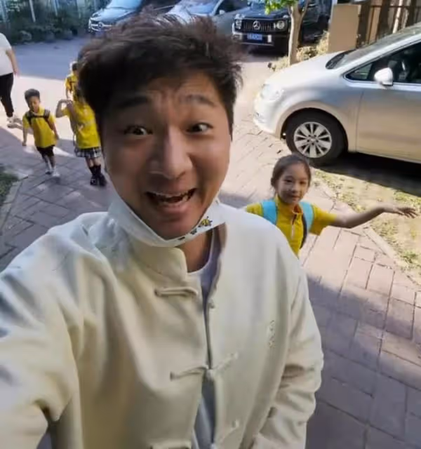 陳佩斯兒子送四個孩子上學,兩保姆隨行照顧,四娃一年學費近百萬