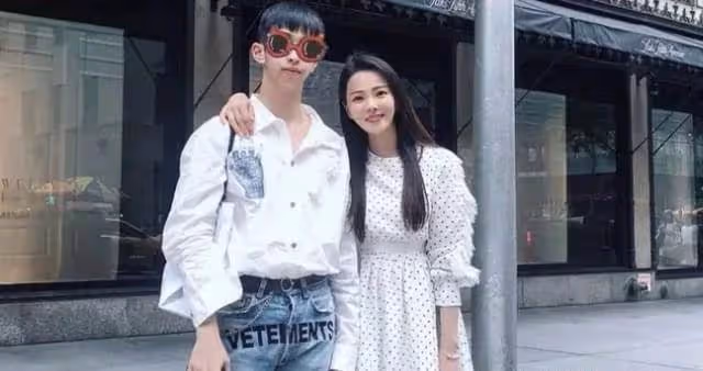 伊能靜20歲兒子近照曝光!穿白色露臍吊帶身姿嫵媚,化濃妝顏值不輸明星媽媽,網友:放飛自我不顧世俗眼光