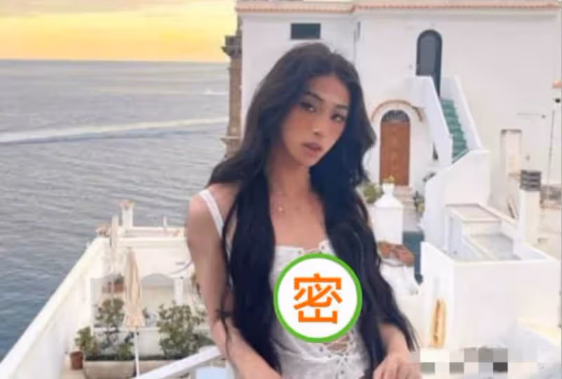 伊能靜20歲兒子近照曝光!穿白色露臍吊帶身姿嫵媚,化濃妝顏值不輸明星媽媽,網友:放飛自我不顧世俗眼光