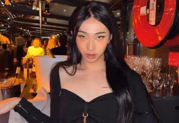 伊能靜20歲兒子近照曝光!穿白色露臍吊帶身姿嫵媚,化濃妝顏值不輸明星媽媽,網友:放飛自我不顧世俗眼光