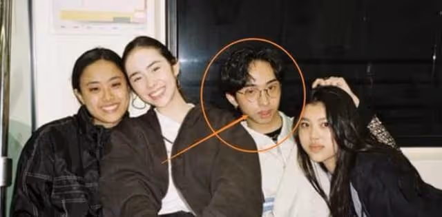 伊能靜20歲兒子近照曝光!穿白色露臍吊帶身姿嫵媚,化濃妝顏值不輸明星媽媽,網友:放飛自我不顧世俗眼光