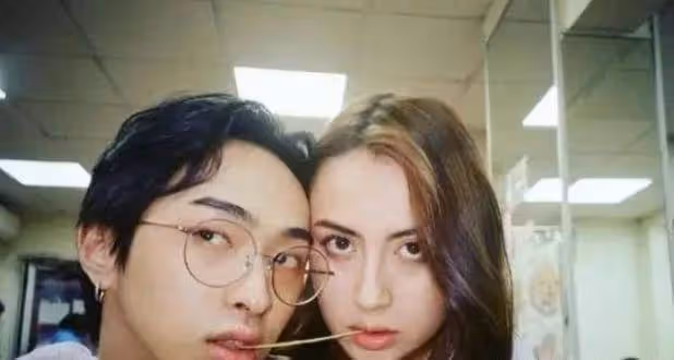 伊能靜20歲兒子近照曝光!穿白色露臍吊帶身姿嫵媚,化濃妝顏值不輸明星媽媽,網友:放飛自我不顧世俗眼光