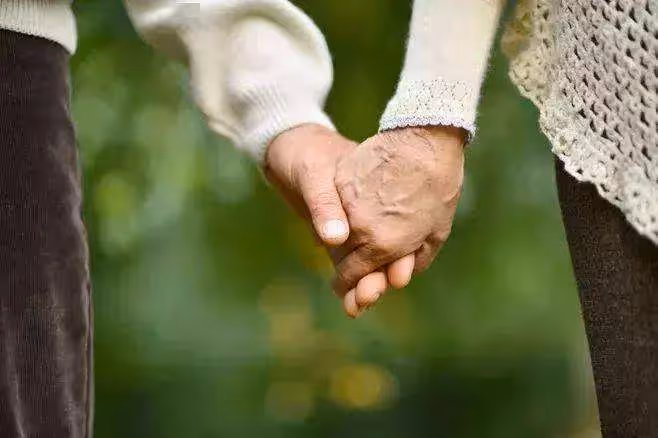 退休後一個人孤獨，58歲富婆找老伴：「可以給對方1套房」　但必須要「滿足我4個條件」不然想都別想