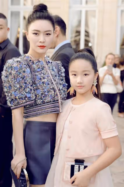 50歲田海蓉出席國際活動又美又辣，有女兒卻沒老公，不結婚可惜了