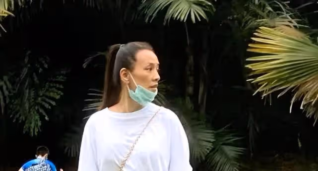張庭藏匿新加坡被發現,白髮橫生,佝僂著背,短時間像老了十幾歲