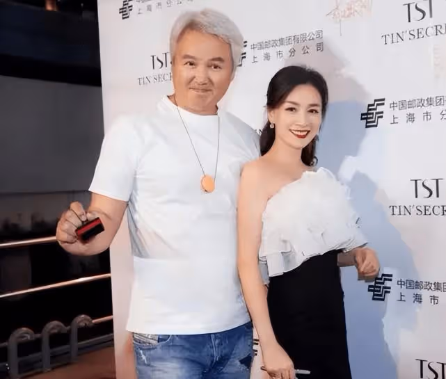 張庭藏匿新加坡被發現,白髮橫生,佝僂著背,短時間像老了十幾歲