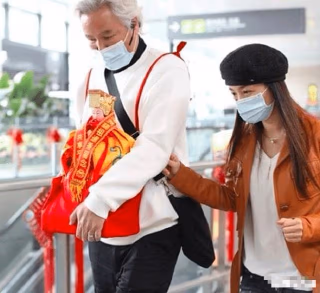 張庭藏匿新加坡被發現,白髮橫生,佝僂著背,短時間像老了十幾歲