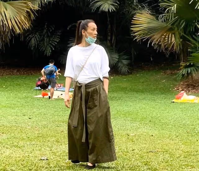 張庭藏匿新加坡被發現,白髮橫生,佝僂著背,短時間像老了十幾歲