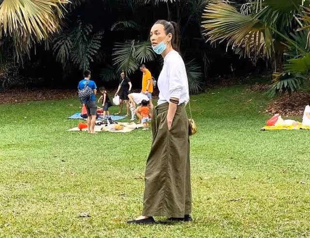 張庭藏匿新加坡被發現,白髮橫生,佝僂著背,短時間像老了十幾歲