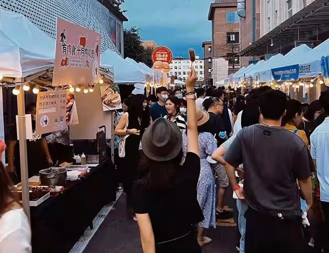 50歲孫悅現身路邊夜市,一臉素顏啃冰棍無人識,嫁富豪老公住豪宅