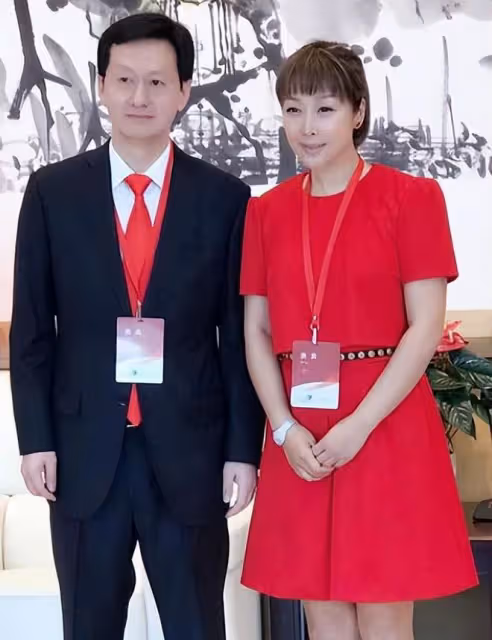 50歲孫悅現身路邊夜市,一臉素顏啃冰棍無人識,嫁富豪老公住豪宅