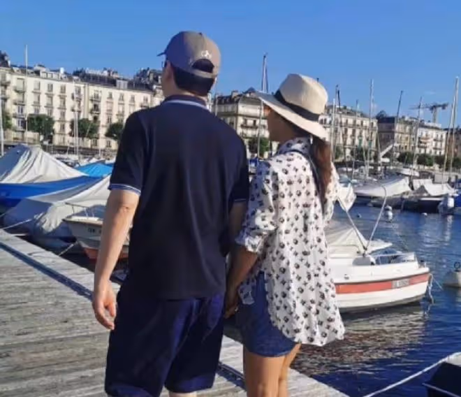 50歲孫悅現身路邊夜市,一臉素顏啃冰棍無人識,嫁富豪老公住豪宅