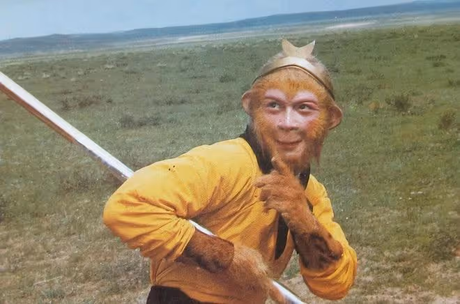 知名港星回村喂豬!穿著光鮮喂豬吃芋頭葉,豬食冒熱氣險將豬燙傷