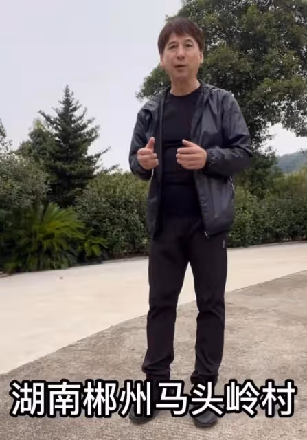 知名港星回村喂豬!穿著光鮮喂豬吃芋頭葉,豬食冒熱氣險將豬燙傷
