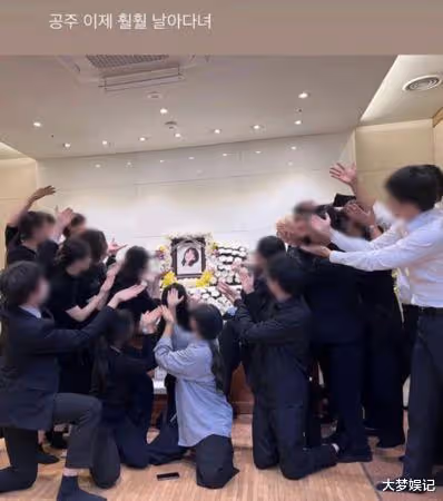 27歲柳珠恩留遺書:拜託別哭,同學靈堂上「笑著比愛心」送她離開