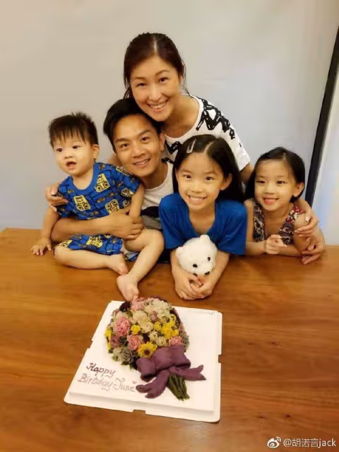 TVB知名綠葉曬子女開學照!12歲大女兒五官立體,被指撞臉韓星