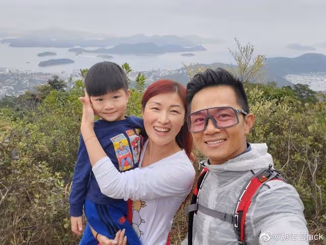 TVB知名綠葉曬子女開學照!12歲大女兒五官立體,被指撞臉韓星