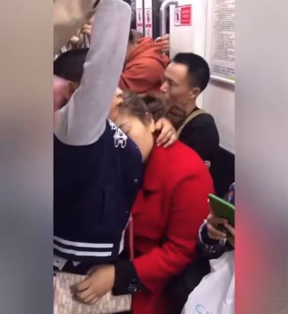 小男子漢超暖心!媽媽太累睡著了,後面的舉動真的很有愛